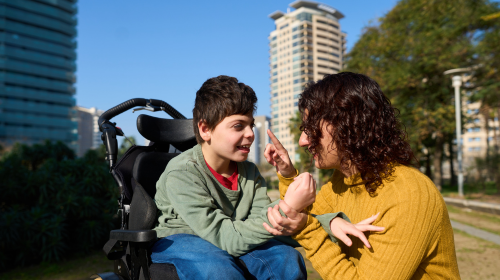 Ook discriminatie door zorgen voor een gehandicapt kind is verboden